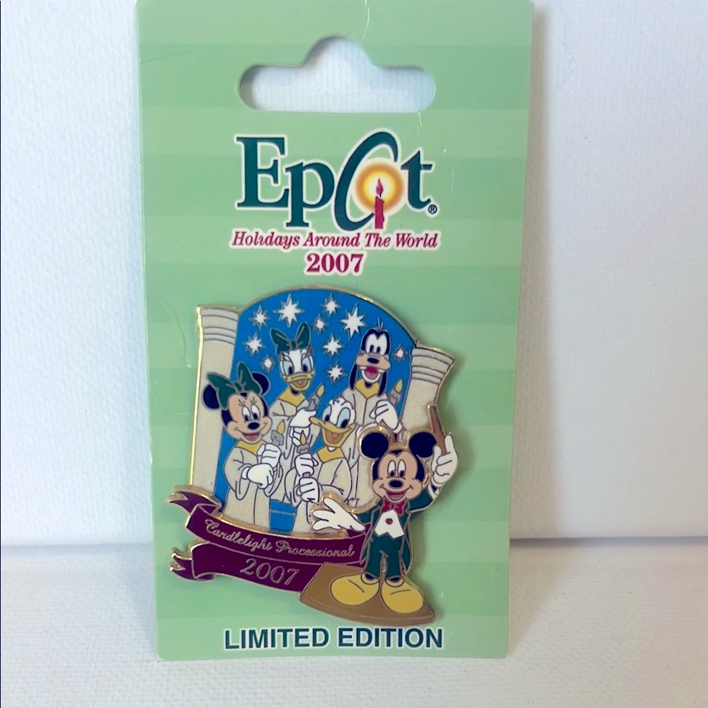 Disney 2007 Candlelight Processional Pin with Mickey and Friends
